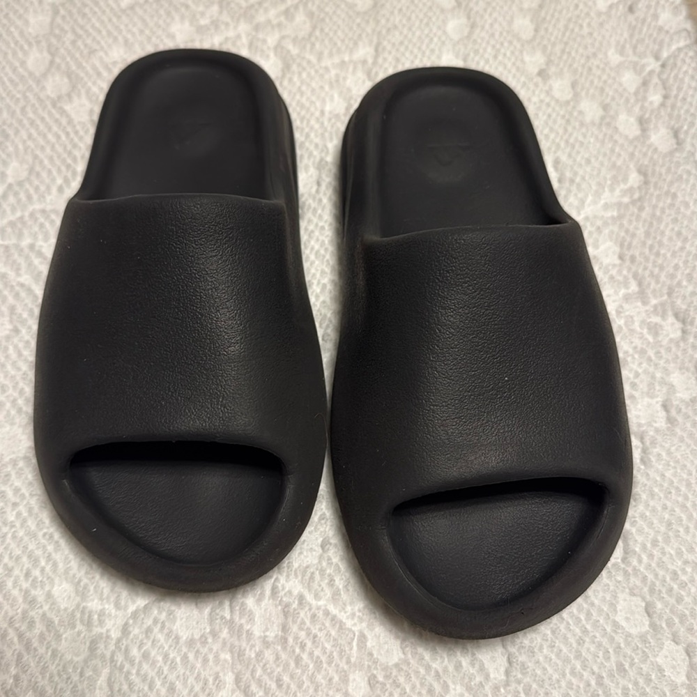used adidas yeezy slides size 6M